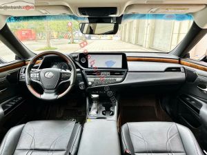 Xe Lexus ES 300h 2022