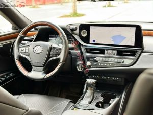 Xe Lexus ES 300h 2022